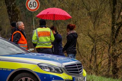 Ehningen: PKW ueberschlaegt sich nach Kollision und bleibt auf dem Dach liegen.